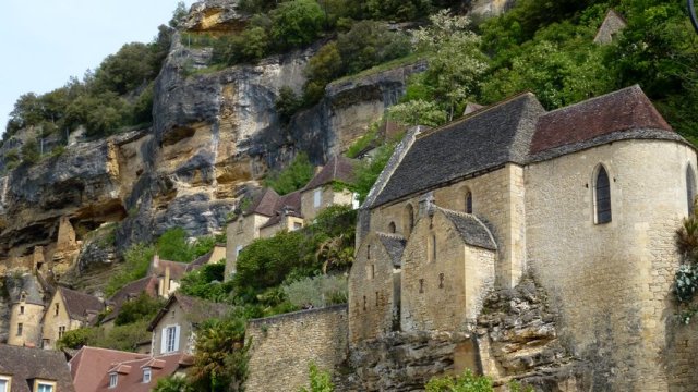 02-la_roche-gageac-dordogne-perigord-natural_cliffs