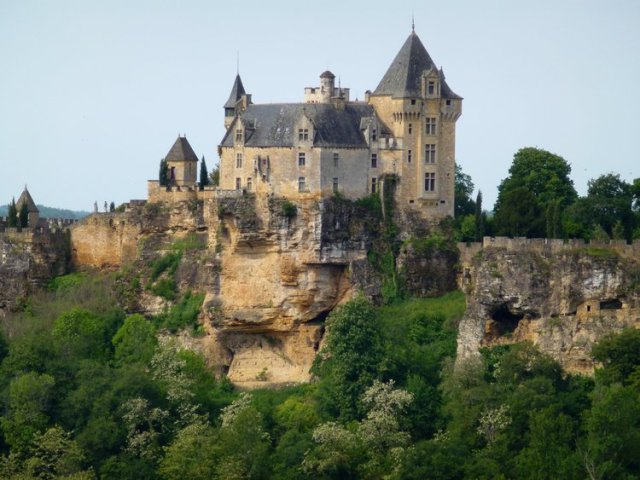 04-walking_holidays_france-perigord-montfort_castle