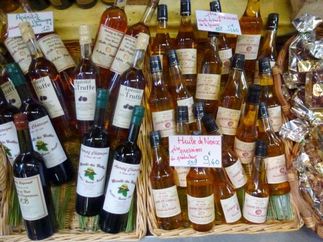 05-discover_sarlat_typical_market