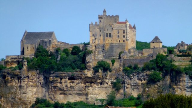11-hiking_trip_in_france-old_castle-beynac