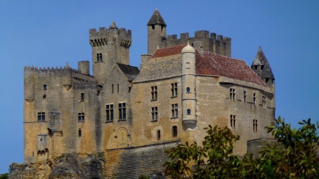 12-springtime_bicycle_tour_in_france-old_castle