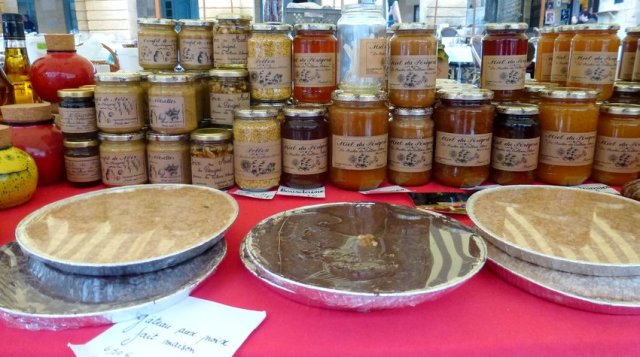 14-perigord-sarlat_market-french_products