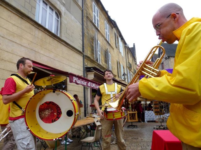 16-sarlat_market-musical_entertainment-banda