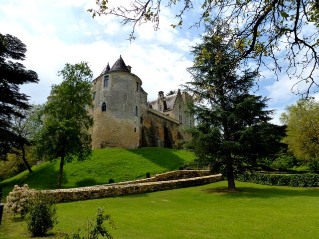 23-walking-holidays-discover_france-old_castle_fayrac