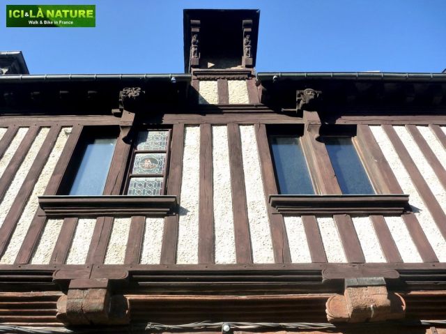 36-discover_old_houses_by_bike_near_mount-saint-michel