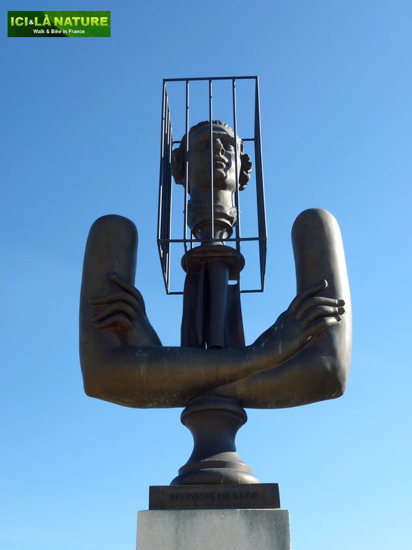 24-statue_marquis_de_sade-lacoste