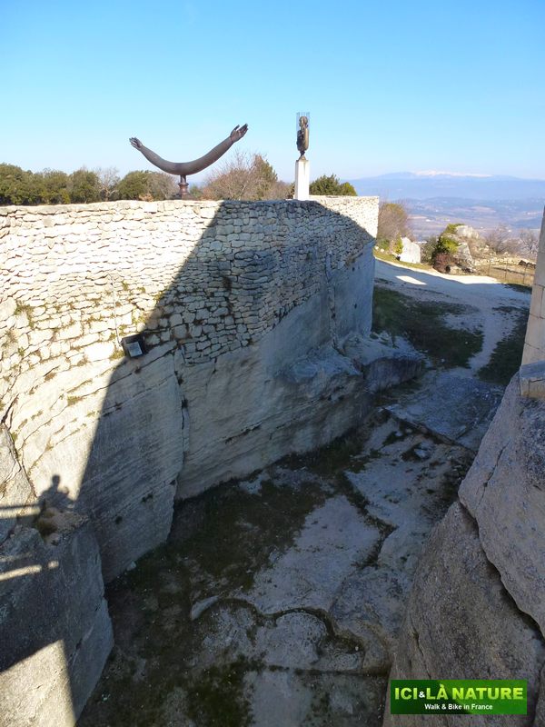 30-statues-lacoste-castle_sade