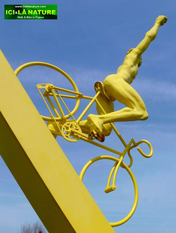 04-tour_de_france-monument_pyrenees_mountains