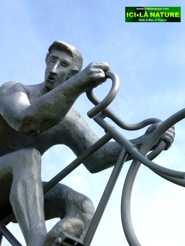 06-tour_de_france_in_mountains-cyclist