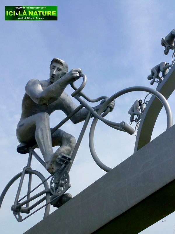 06b-passage_coureurs-tour_de_france_in_mountain