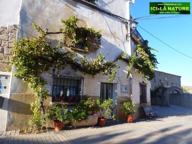 0706-walking_travel_camino_frances-villamayor