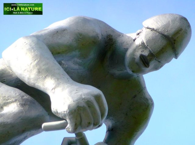 08-cycling-tour_de_france-pyrenees_mountain-cyclist-runner
