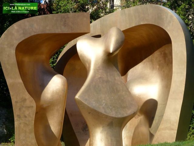 11-guernica-gernika-Sculpture Great Figure in a Shelter-Henry Moore