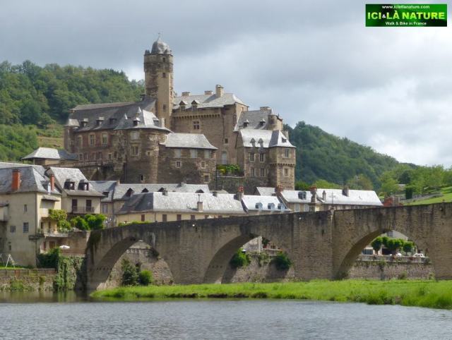 28-walking st james way in france estaing