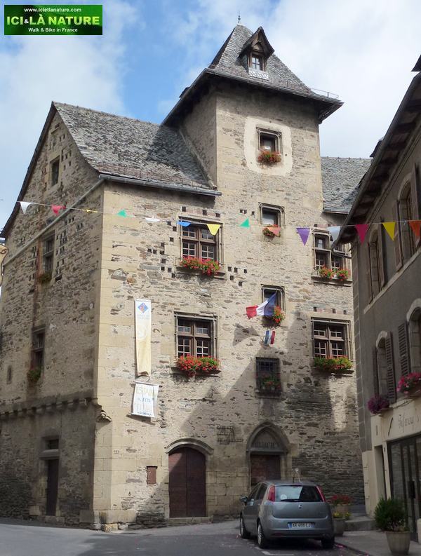 40-town hall estaing