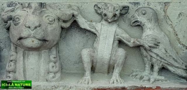 32-cloister cathedral le puy