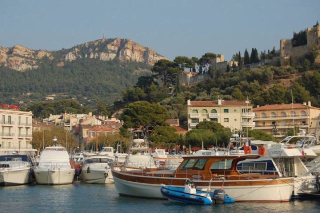 53-walk in provence creeks marseille