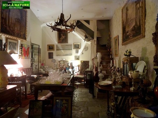 64-antique shop vezelay