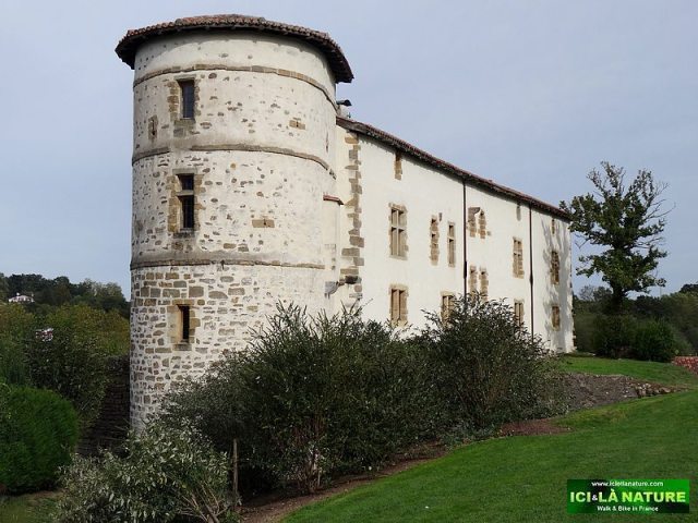 92-espelette town hall