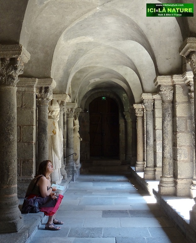 40-le puy cathedral st james way