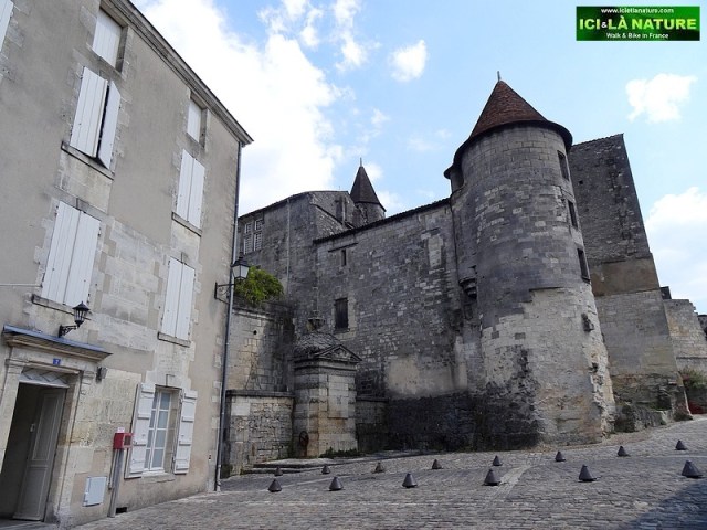 travel france bike around cognac