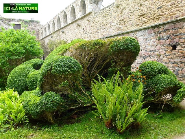 13-garden cloister abbey france