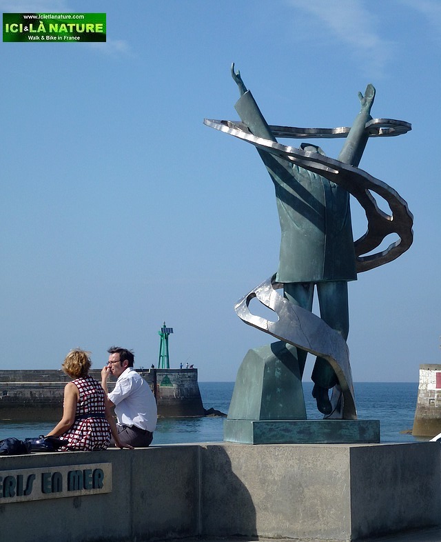 38-monument péris en mer port en bessin
