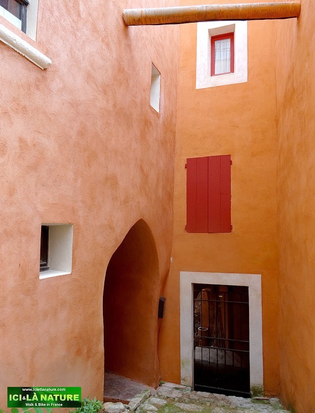 02-travel provence holidays roussillon