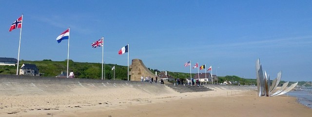 03-omaha beach 1944 statue les braves