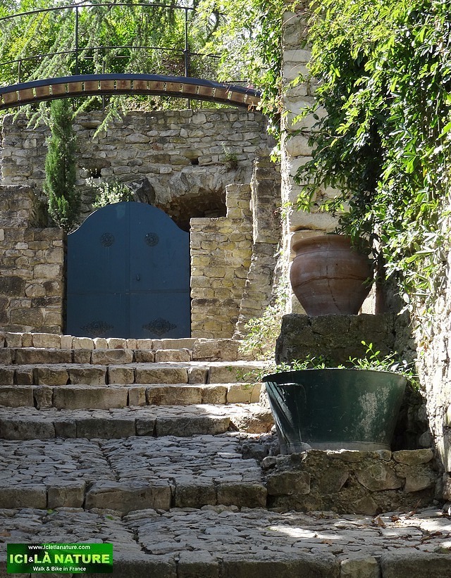 25-old medieval street provence vaison