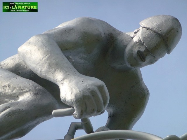 06-tour de france rider in mountains
