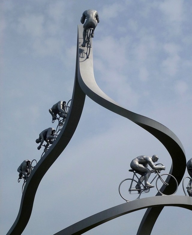 17-aire des pyrenees A64 Monument