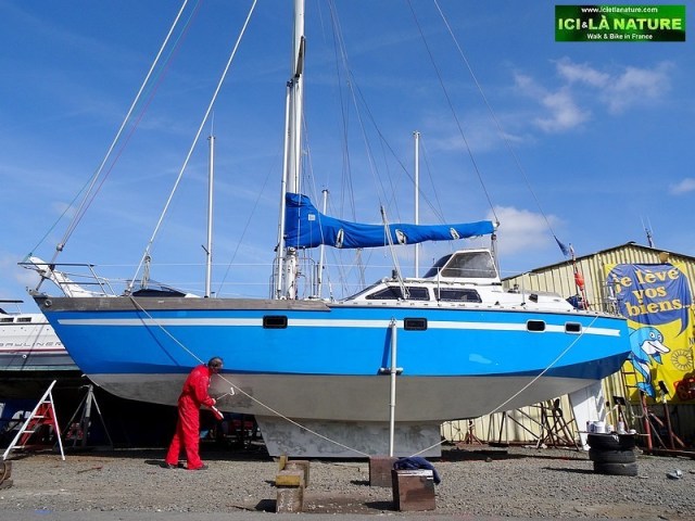 31-blue boat brittany coast