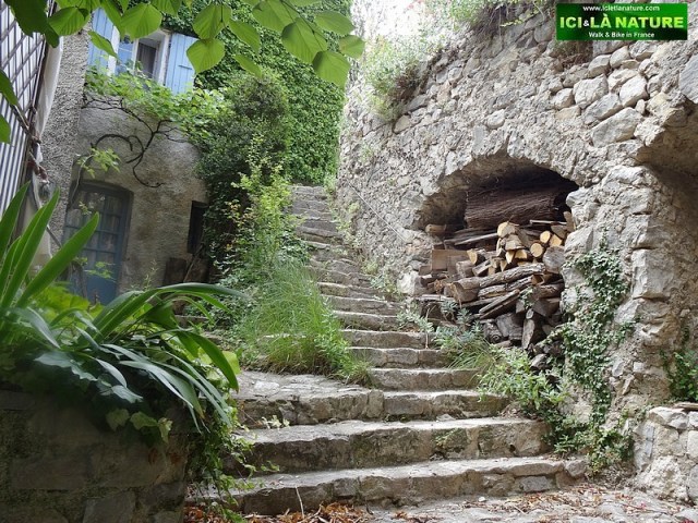 27-medieval village provence brantes