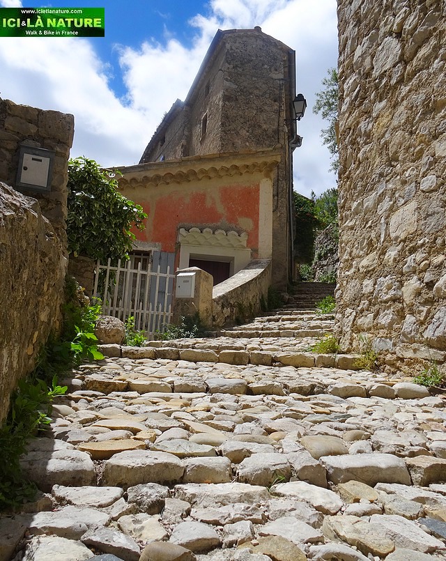 29- narrow cobblestone street provence brantes