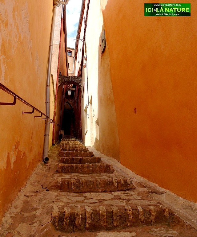 54-Provence village streets