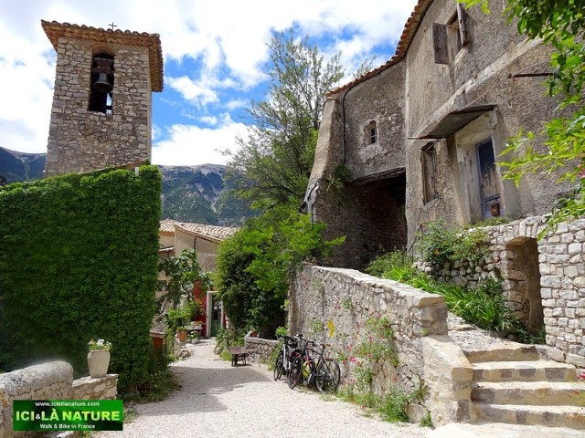48-hiking mountain village provence