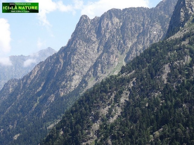 01-Hiking french mountains pyrenees