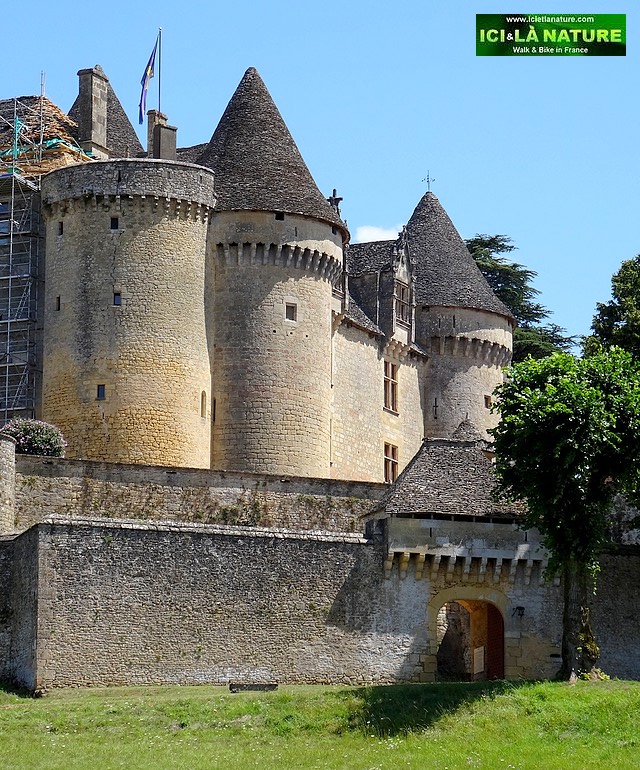 56-old fortified castle france perigord dordogne
