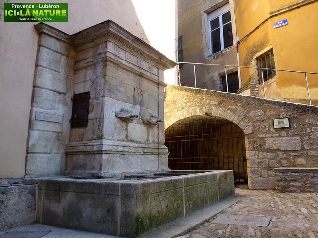 04-walking and cycling holidays provence bonnieux