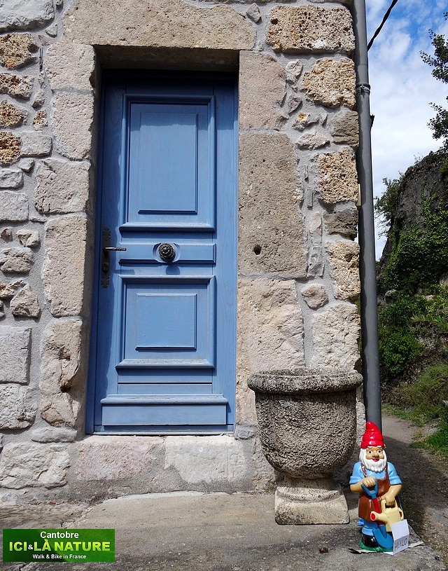 18-nain de jardin devant porte bleue