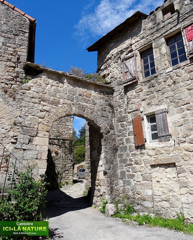 28- maison caractère avec portail en pierre