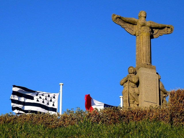 30-monument aux morts bretagne