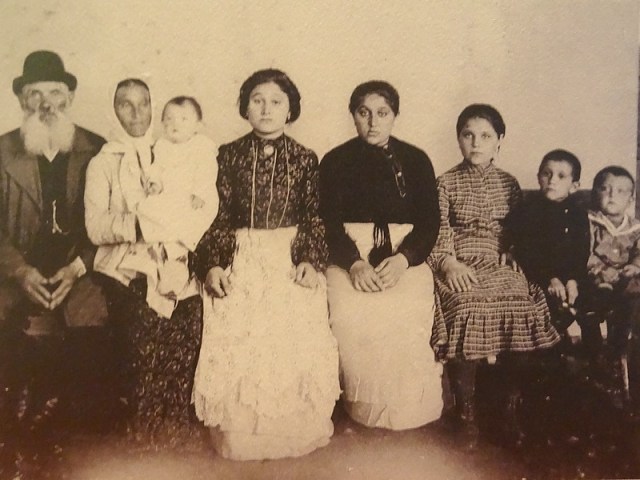 22-immigration service immigrants pics