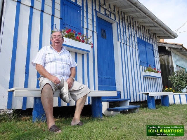 45-gentil monsieur devant sa cabane