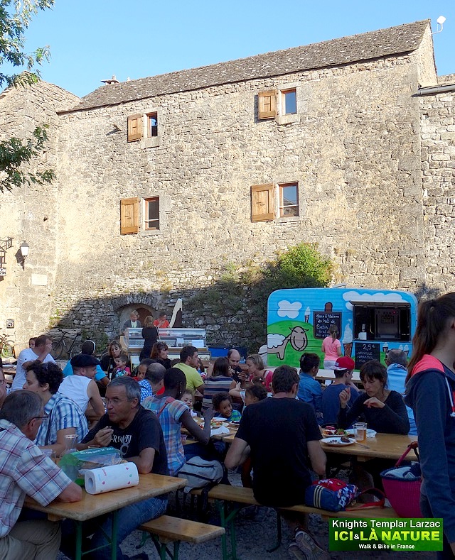 47-outdoor lunch la couvertoirade