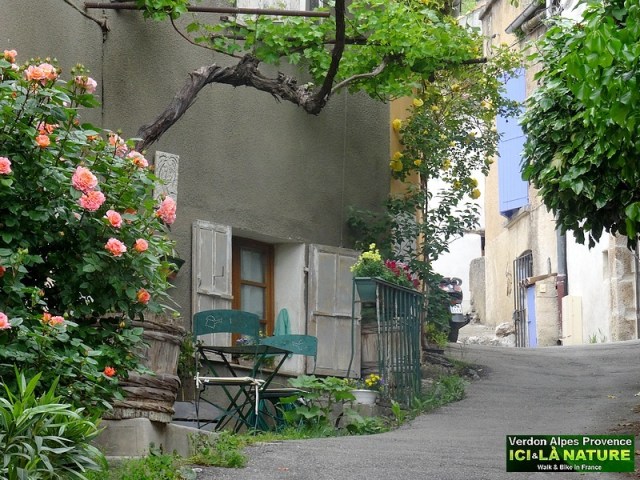 90-provence village streets