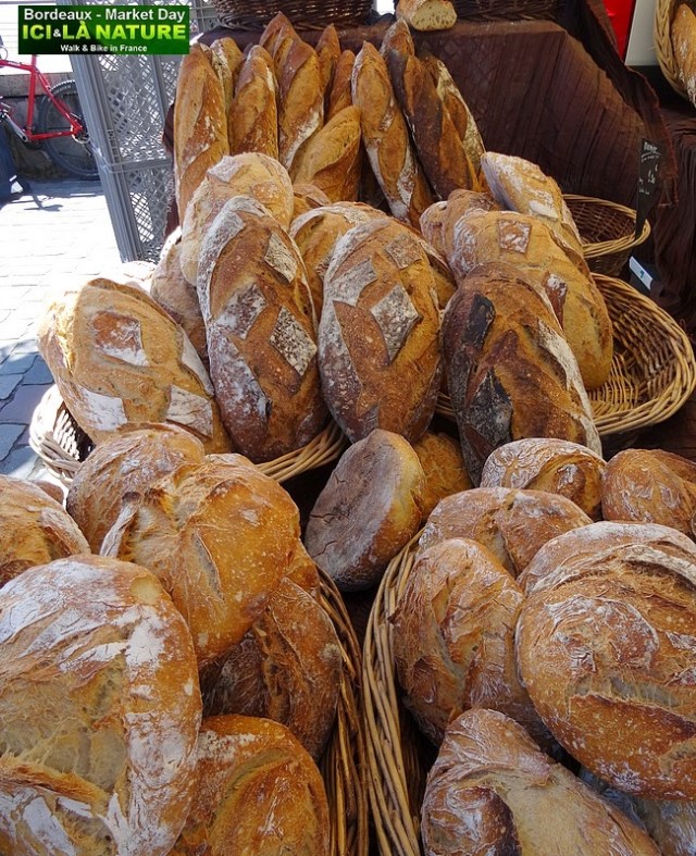 25-FRENCH BREAD ON BORDEAUX MARKET