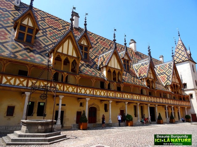 07-beaune-burgundy-courtyard-of-the-hotel-dieu
