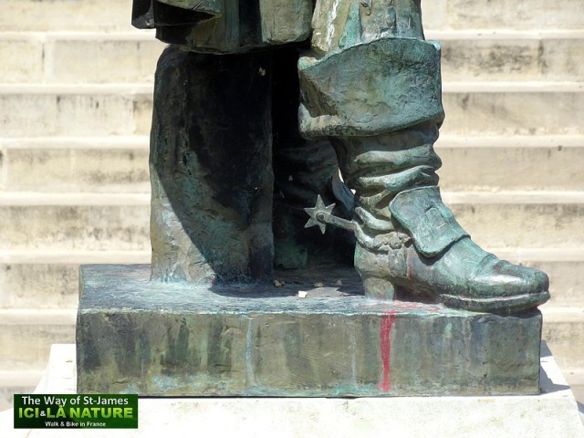 10-auch-d-artagnan-statue